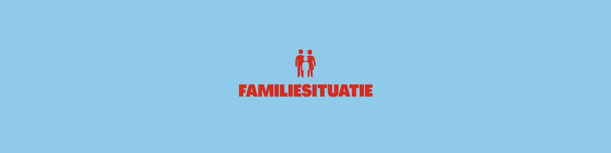 Lichtblauwe afbeelding met icoon 'twee mensen' en de rode tekst: familiesituatie